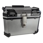 Vista frontal del baúl universal moto 45L plata con cerradura y reflectantes