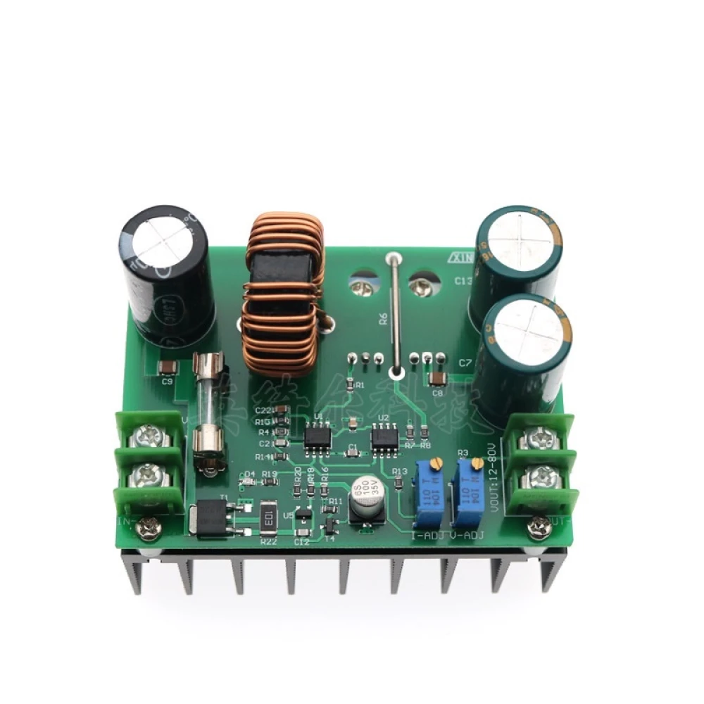 Módulo convertidor solar portátil DC DC 600W con componentes electrónicos visibles