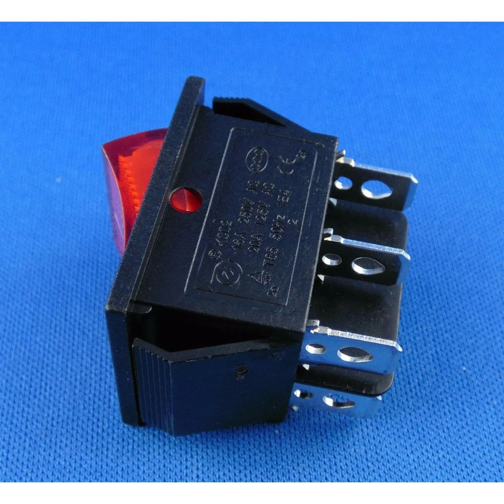 Interruptor basculante rojo con neon 6 pines KCD4 instalado en panel