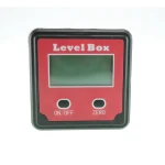 Nivel digital con base magnética en uso para medir ángulos