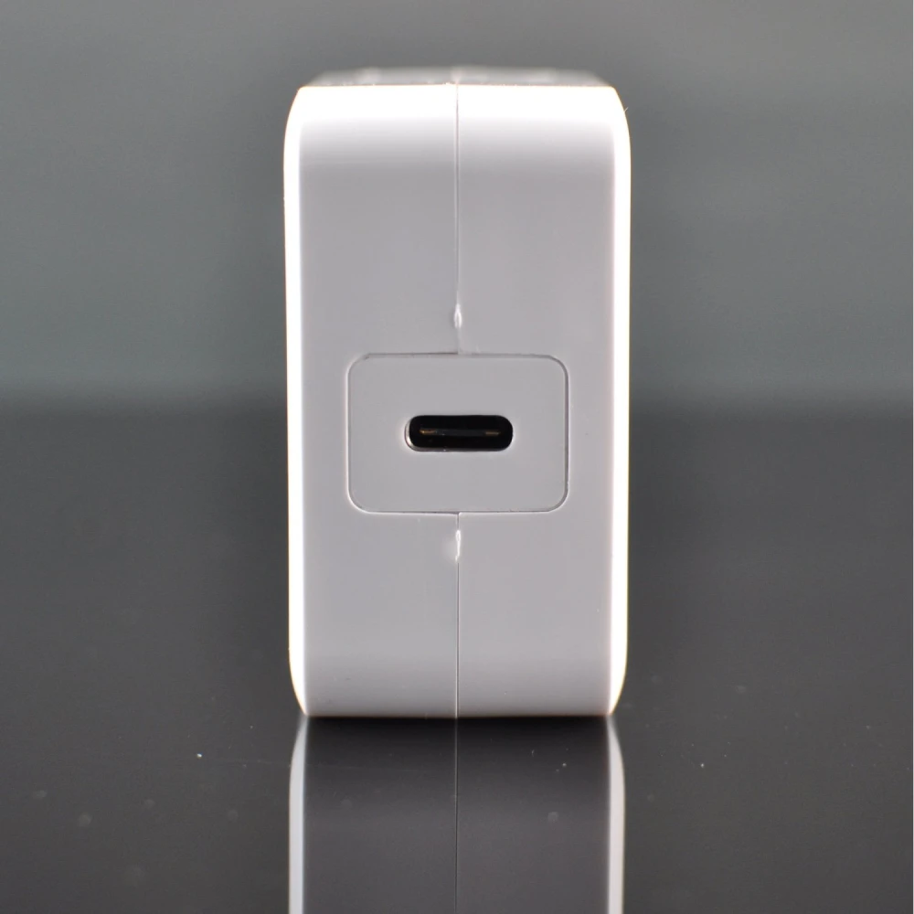 Adaptador USB-C 29W para portátil Apple MacBook en color blanco