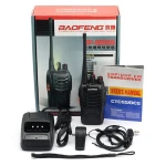 Detalle del walkie talkie Baofeng BF-888S con accesorios incluidos