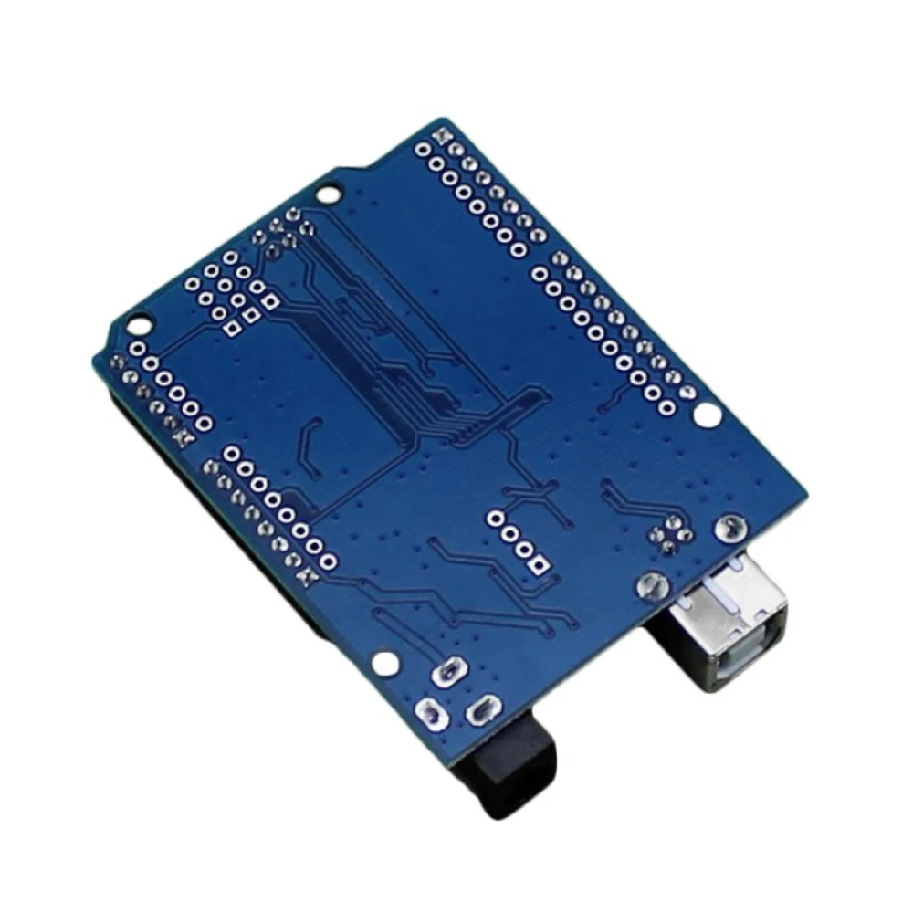 Vista frontal de la placa Arduino Uno R3 compatible CH340 con componentes visibles