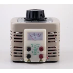 Variac transformador de salida variable 0-250V 2A TDGC2-0.5KVA vista trasera con bornes y panel de control