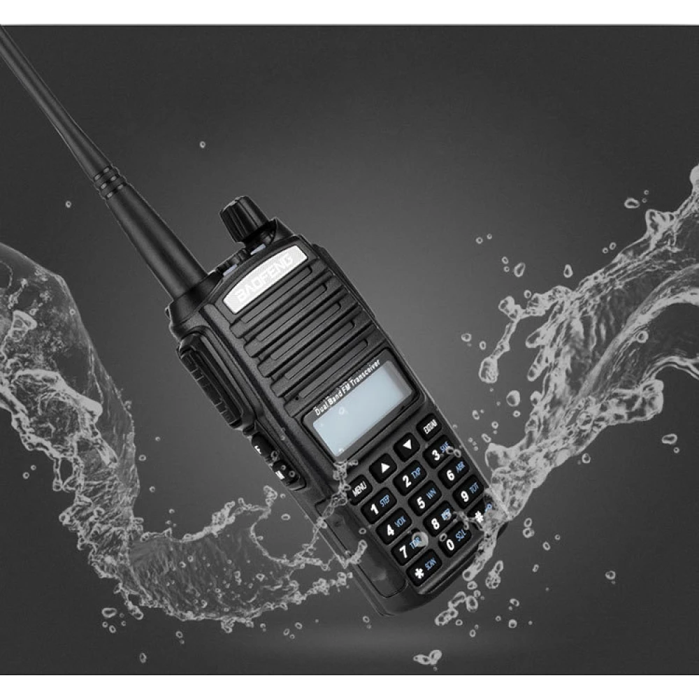 Vista trasera del Walkie Talkie Baofeng UV82 mostrando detalles de diseño