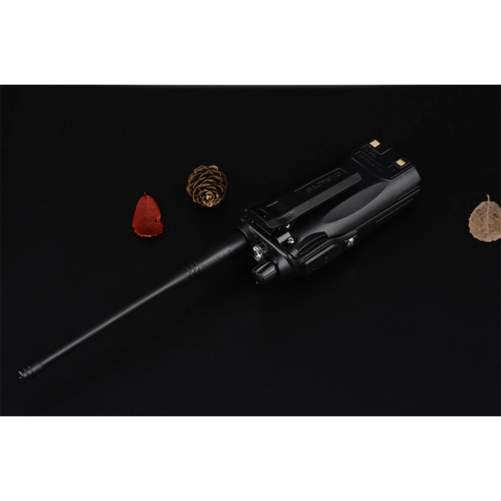 Walkie Talkie Baofeng UV82 en uso exterior para comunicación inalámbrica